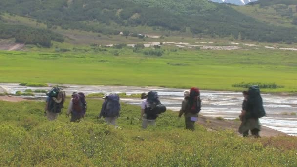 Touristes avec sac à dos — Video