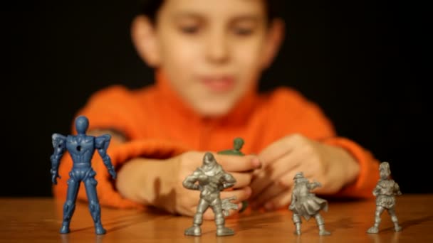 Pojke spelar toy soldiers — Stockvideo