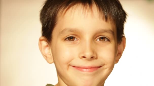 Niño sonriendo, un retrato — Vídeos de Stock