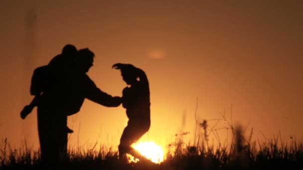 Pai e filho brincam. Pôr do sol — Vídeo de Stock