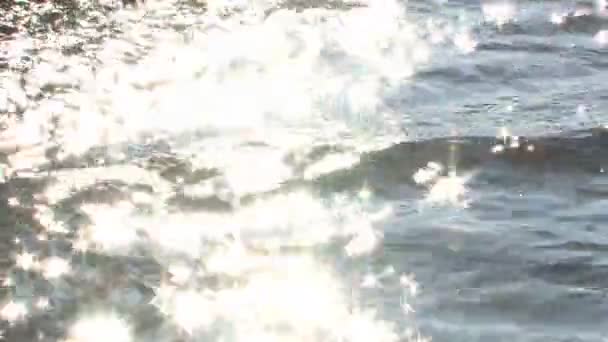 Отражение солнца в воде — стоковое видео