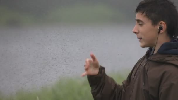 Young man, mosquitoes, midges — Stock Video