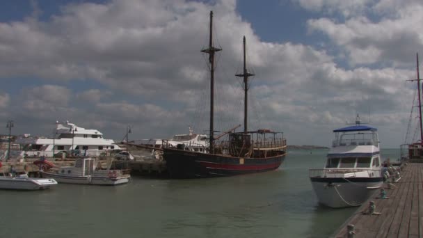 Barco viejo, puerto marítimo — Vídeo de stock