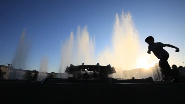 Junge spielt in einem Brunnen. — Stockvideo