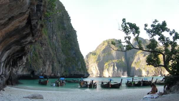 Femme heureuse sur les îles Phi Phi — Video