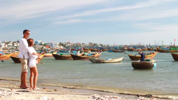 Fisherman's csónakot a partra, a mui ne, vietnam — Stock videók