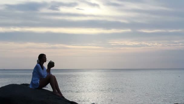 可可海滩上的年轻女人 — 图库视频影像
