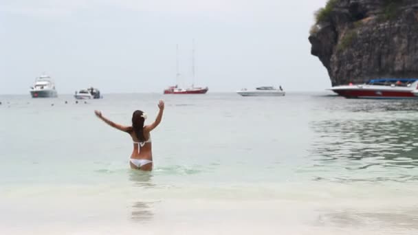 Beautiful woman on the beach. — Stock Video