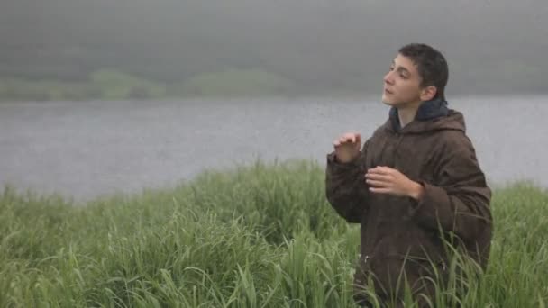 Young man, mosquitoes, midges — Stock Video