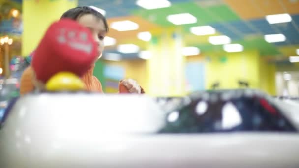 Niño jugando con la máquina de juego — Vídeos de Stock