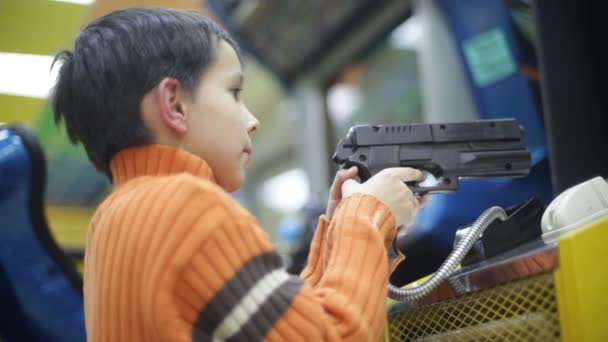 Niño jugando con la máquina de juego — Vídeos de Stock