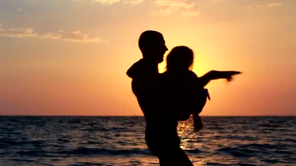 Couple silhouette at the beach. Sunset light. — Stock Video