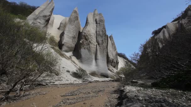 Hoog water, watervalen sneeuw, lente — Stockvideo