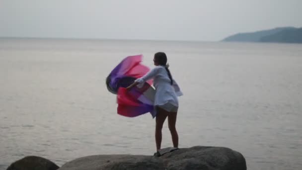 Красивая молодая женщина на пляже с шарфом — стоковое видео