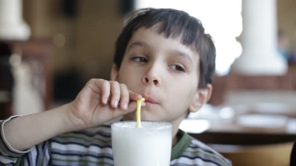 Niño bebe batido de leche — Vídeos de Stock