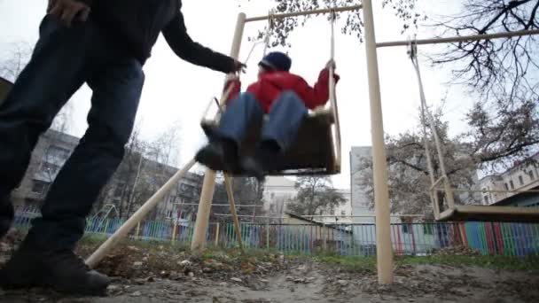Father and son swinging — Stock Video