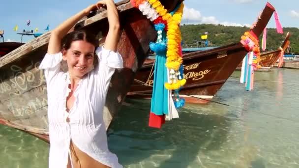 Femme heureuse sur les îles Phi Phi — Video