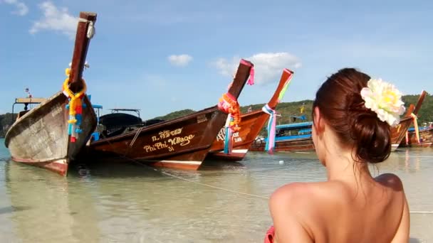 Счастливая женщина на островах Пхи Пхи — стоковое видео