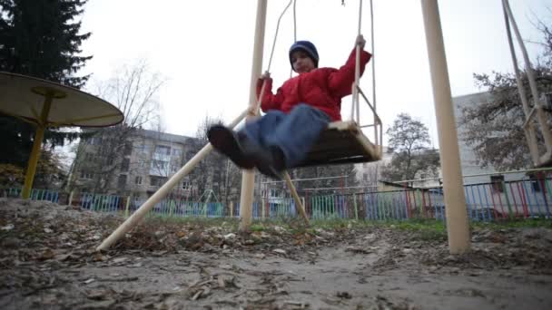 Father and son swinging — Stock Video