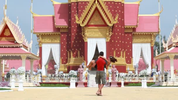Молодая пара в храмах Пномпеня — стоковое видео