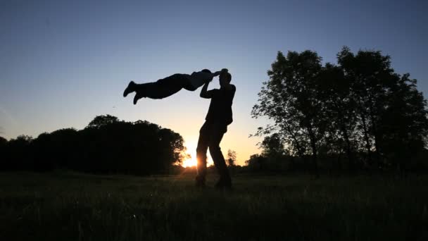 Padre e hijo jugando afuera — Vídeos de Stock
