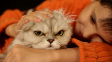 çocuk ve beyaz kedi