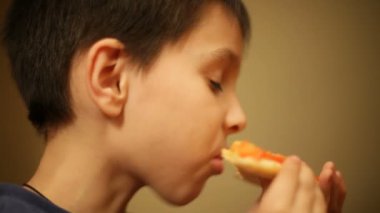 pizza yeme genç çocuk