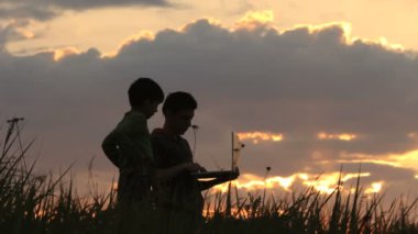 Gençler çayır üzerinde dinlenme laptop ile.