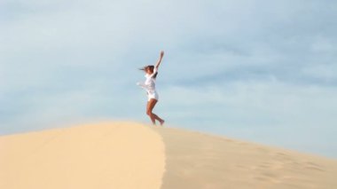 Beyaz, gevşeme güneşli çöl, genç güzel kadın