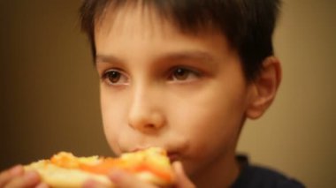 pizza yeme genç çocuk