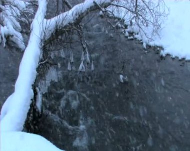 Kış aylarında dağ dere