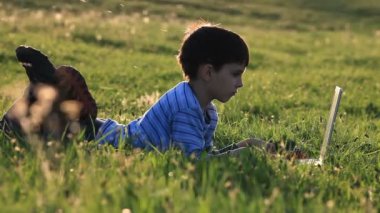 Çocuk Parkı çimenlerin üzerinde diz üstü açık kullanma