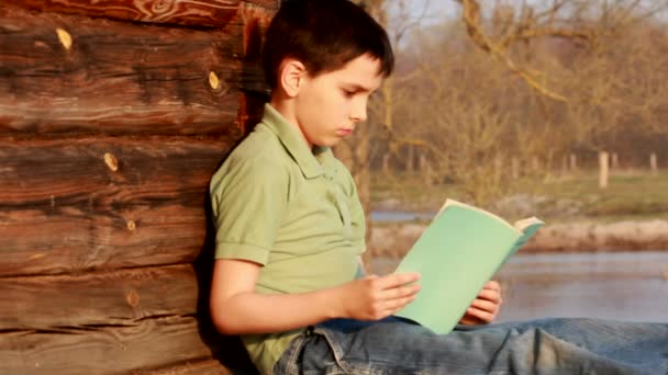 Menino feliz com livro — Vídeo de Stock