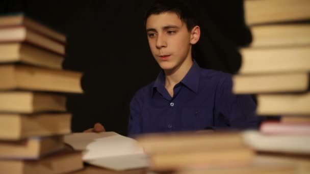 Jongen leest een boek — Stockvideo