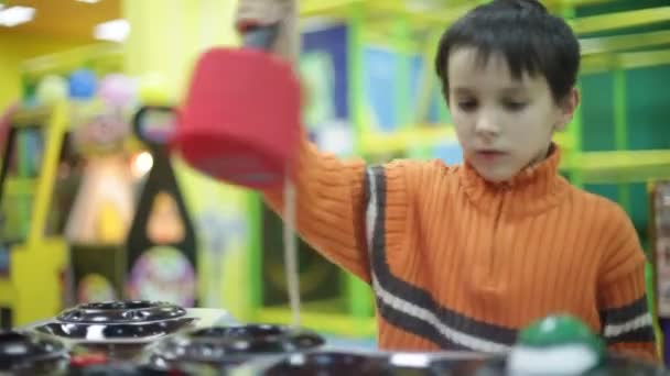 Хлопчик грає з ігровою машиною — стокове відео