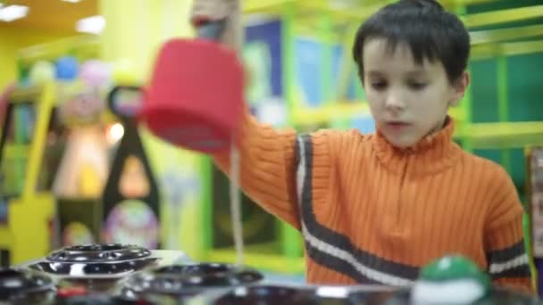 Menino jogando com máquina de jogo — Vídeo de Stock