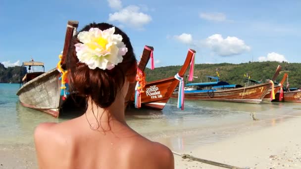 Mujer feliz en las islas Phi Phi — Vídeo de stock