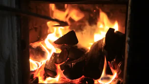 Fuego en una chimenea — Vídeo de stock