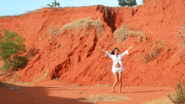 Jonge mooie vrouwen in wit, ontspanning op zonnige woestijn — Stockvideo