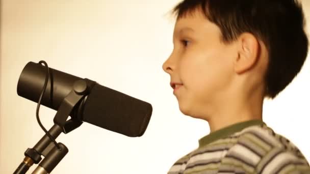 Menino brincando com um microfone — Vídeo de Stock