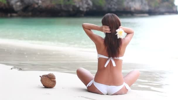 Женщина на пляже у моря медитирует — стоковое видео