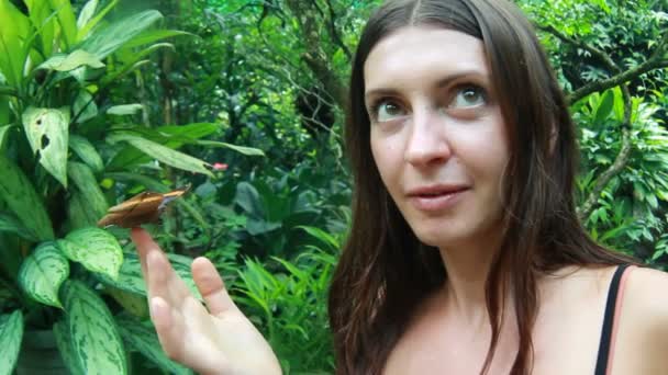 Красивая девушка с бабочками — стоковое видео