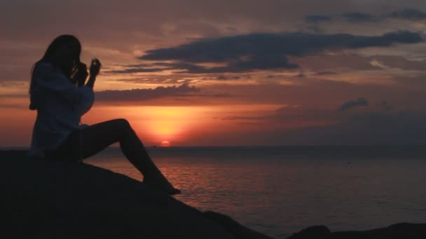 Prière. Femme avec les mains pliées au bord de la mer pendant le coucher du soleil . — Video