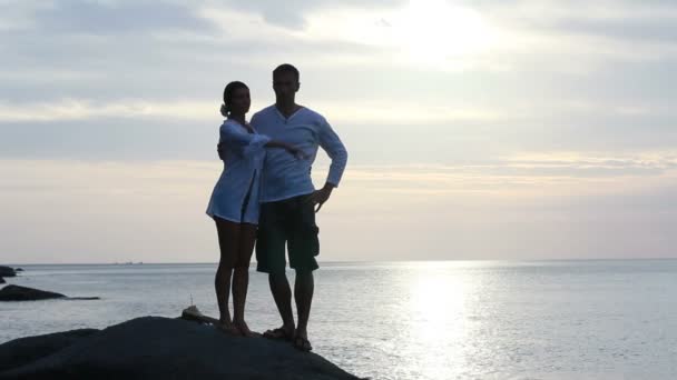 Pareja amorosa en la playa — Vídeos de Stock