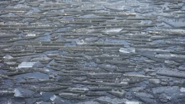 Závěj ledu na řece — Stock video