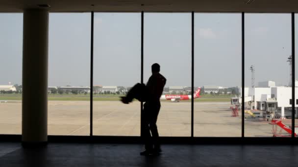 Silueta de pareja de amantes cerca de la ventana en el aeropuerto — Vídeos de Stock