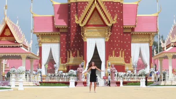 Çekici bir kadın Tay Tapınak — Stok video