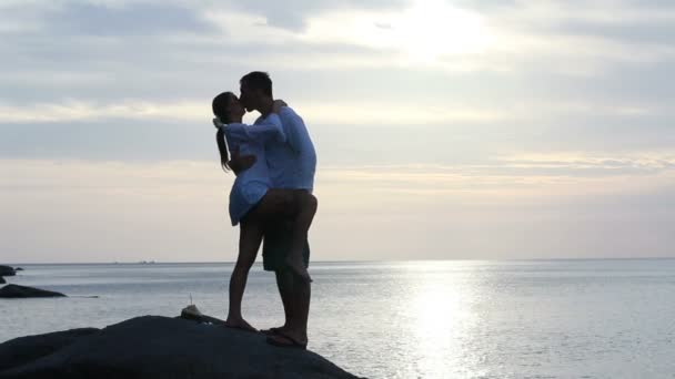 Liefdevol koppel op het strand — Stockvideo