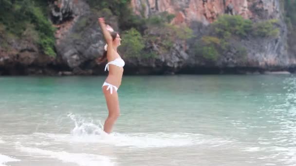 Femme sur la plage — Video