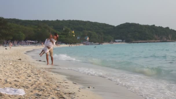 Pareja amorosa en la playa — Vídeo de stock